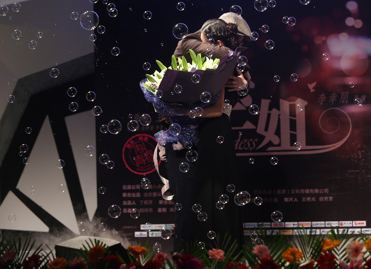 写一首表达回忆情绪的中文电子歌曲歌曲表达的主题为独立歌词结构为verse1、verse2、Pre-Chorus1、chorus1、chorus2、verse3、verse4、chorus3、Bridge1、chorus4并确保chorus1、chorus2、chorus3、chorus4、verse5、Pre-Chorus2、chorus5、Bridge2、歌词不重复每段歌词结尾使用中文yiyu类
