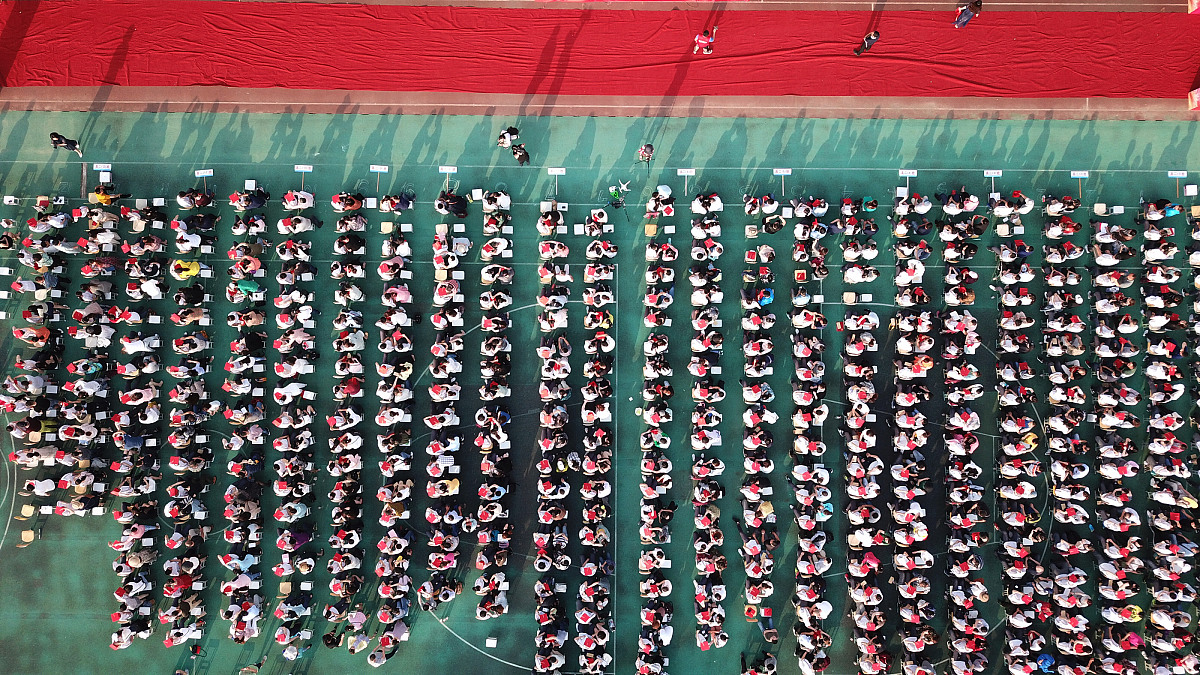 ***_***2018年6月15日,在江苏扬州第一中学成人礼上,家长为孩子佩戴"