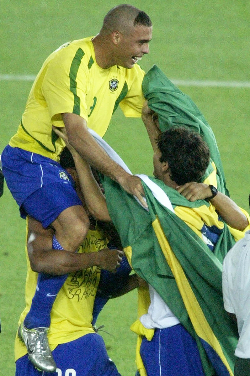 2002年6月30日,世界杯决赛,巴西2-0战胜德国.罗纳尔多(左)与队员庆祝.