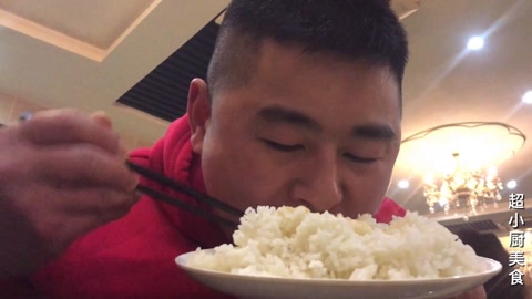 朋友请吃重庆烧鸡公,小伙全程吃不停,老板:再来碗白米饭