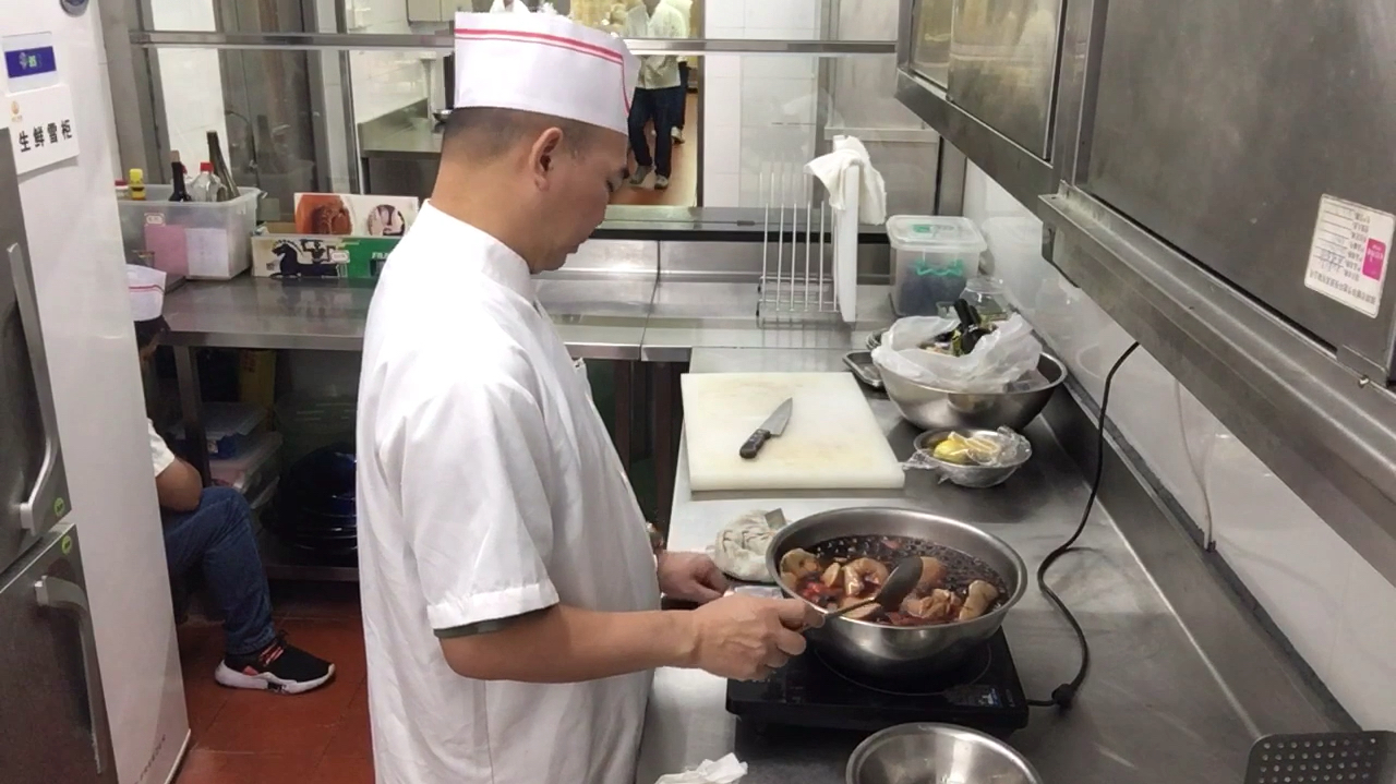 在制作法国肥鹅肝