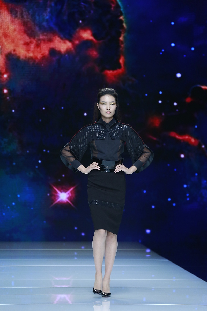 2016年9月29日,北京,2016北京时装周:雪莲品牌秀场.***_***2016年10月