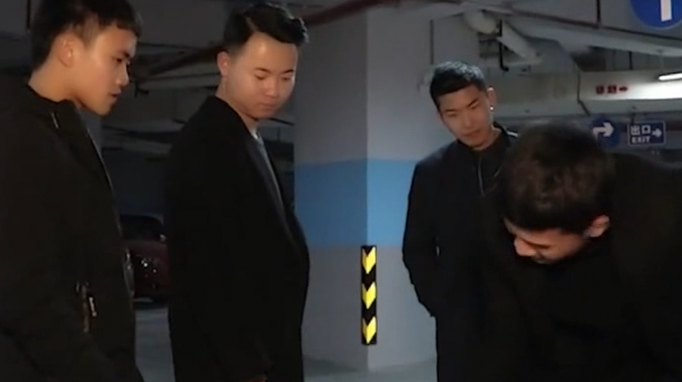 土豪装低调,没想到被路人看不起,结果被狠狠打脸!