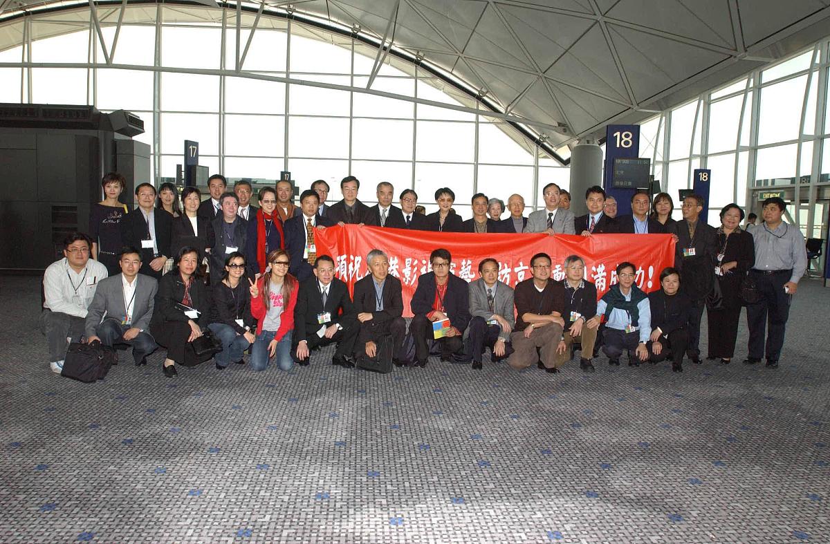 下面我参赛文章不够生动引用的名言也不恰当需要更改文章故事用词不够生动修改一下要有朝气蓬勃气概。 标题也要换一下不扣文章。下面是文章内容：顽强不屈薪火相传——金红叶纸业集团的奋斗之路金红叶纸业集团宛如一片华美的枫叶在总裁的思想指引和感召下绽放出了耀眼的光芒。在体制变革和两转一超的征程中这个集团以其先进实践、优秀案例、奋斗篇章和奉献故事征服了无数困难和挑战。作为金红叶纸业集团的一员我亲眼目睹并亲身经历