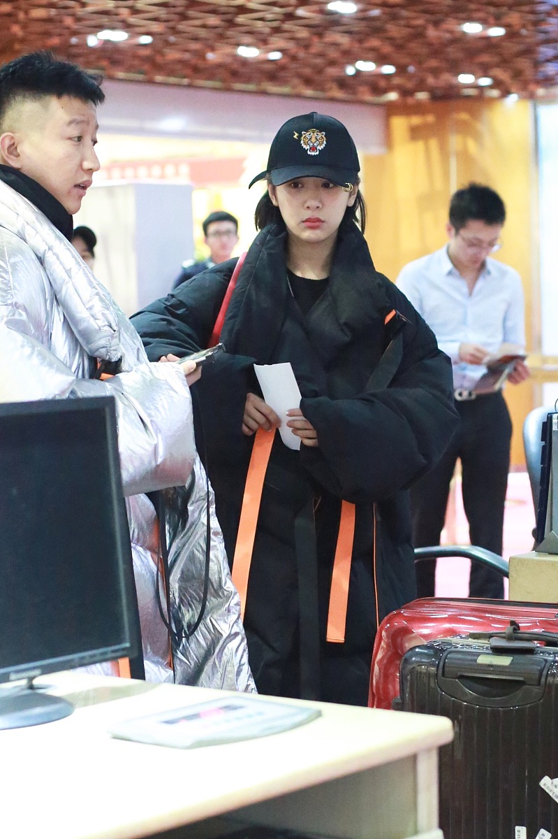 杨紫穿oversized羽绒服"胖嘟嘟"似蚕宝宝 扎小辫自推行李露倦容