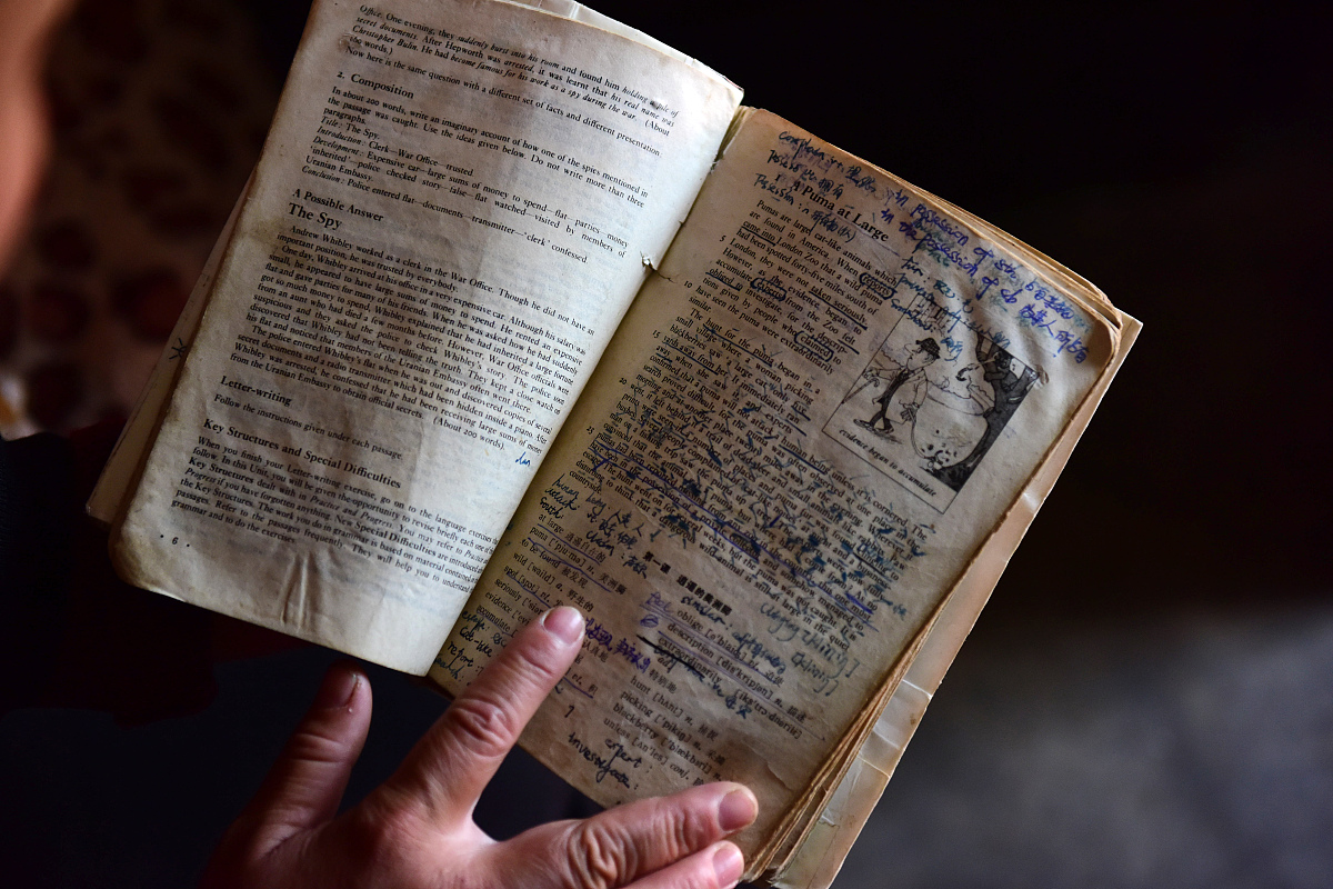 请你帮我写一个暑假学生在家自主学习的自律之星的推荐文字要100字