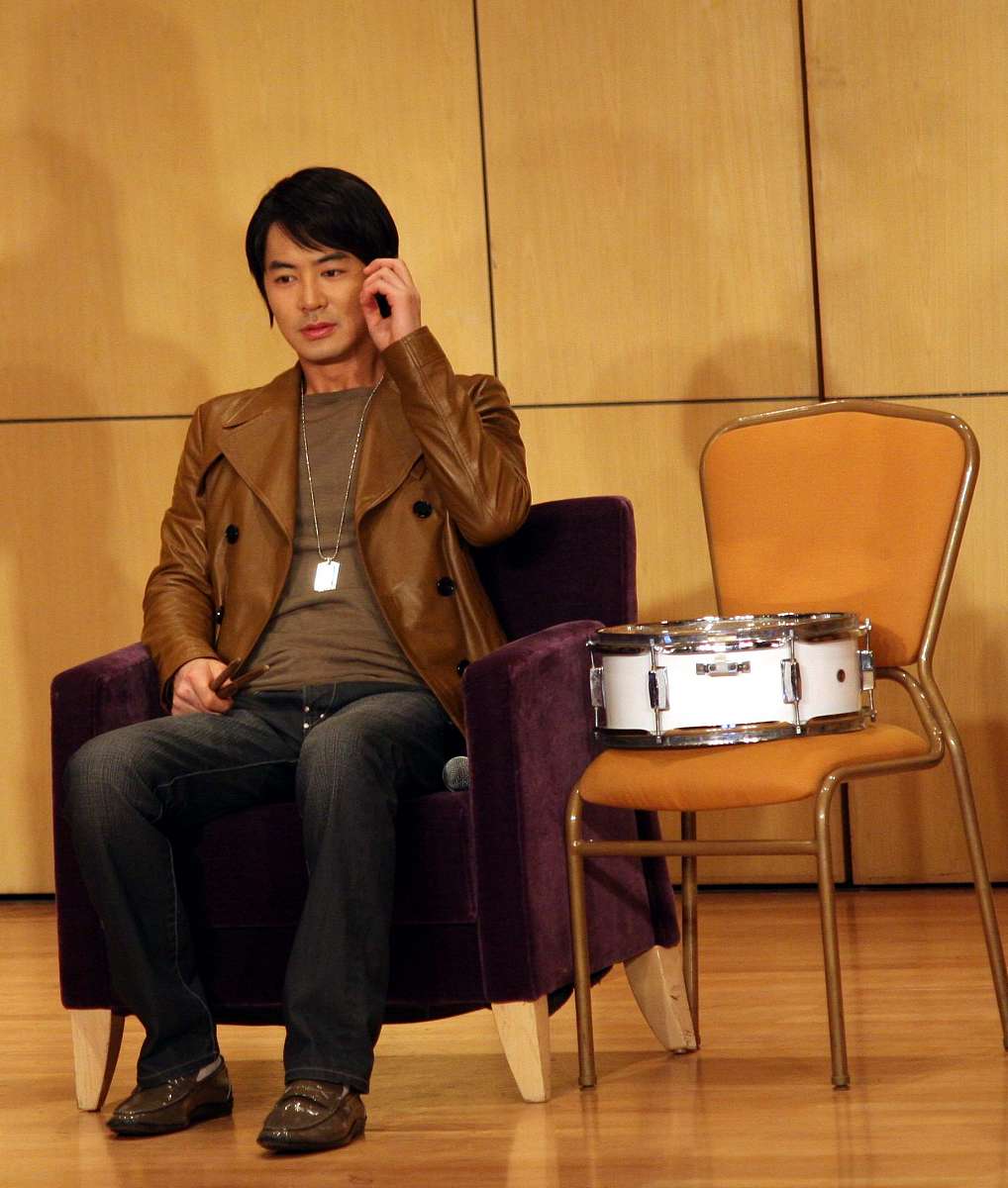 2009年2月22日,上海,junjin(前进)腰伤复发疼痛难忍行动困难,坐在舞台
