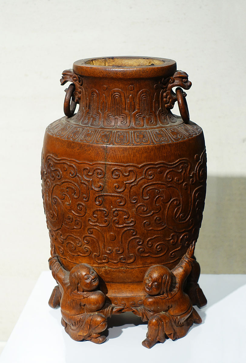 2019年5月28日,南京,竹雕四童捧足双兽衔环瓶,清代,南京博物院"江苏古