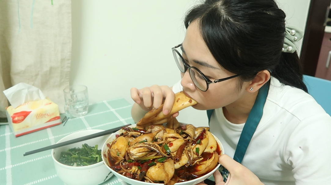 打工妹晚饭香辣大鱿鱼,一次做6斤,猛吃猛吃感觉别提太爽了