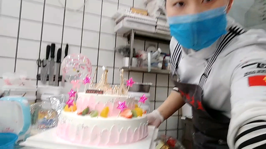 好高端大气的一款双层欧式皇冠蛋糕,蛋糕上的珍珠好漂亮啊!