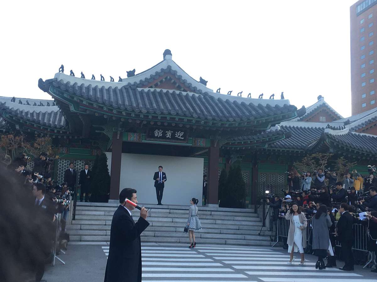 章子怡现身"双宋"婚礼条纹蓬蓬裙少女感十足 崔智友优雅,朴宝剑帅气