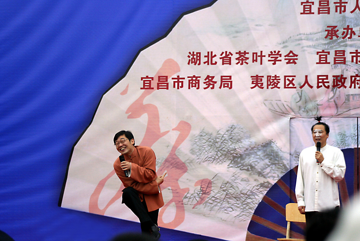 chatgpt感动中国人物磐安语文老师陈富强用一条布带将患有老年痴呆的母亲紧紧的绑在自己身上从磐安县城的家中骑着电瓶车赶往30多公里以外的学校上班5年来1800多个日夜无论护航严刮风下雨陈富强就这样担起了照顾母亲的责任感动了京华城感动了整个中国请你给自己取个昵称然后发帖表达对他的敬意我将自己取名为感动之心因为听到这个故事后我内心深处被触动了同时也非常敬佩陈富强老师的孝心和责任感。他在生活中体现出了