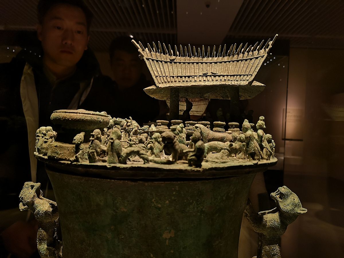 帮我写一个修复文物的论文