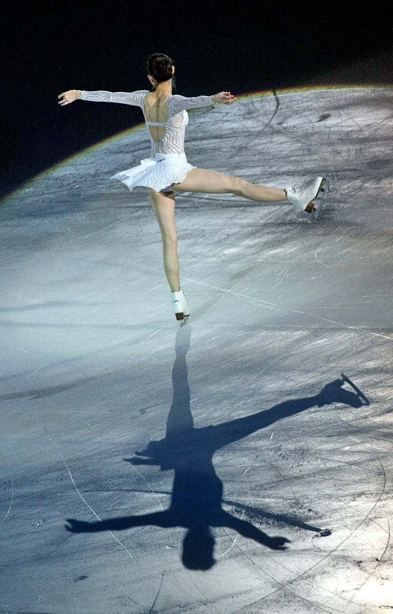 以巴散、幻花分别为男女主、有关于花样滑冰、以幻花的离开为悲剧结局、大约5000字的爱情小说。