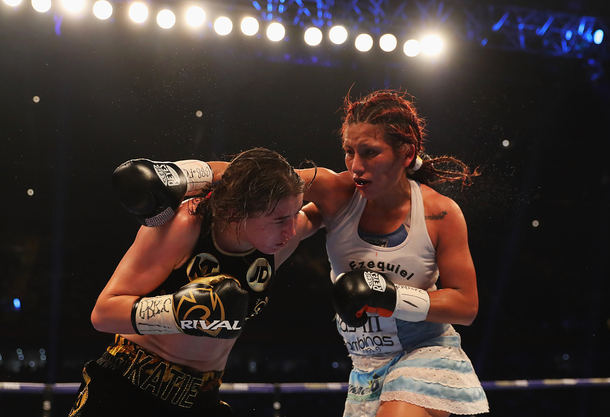 请你以专业解说的角度 解说一下WWE RAW第1536期阿莱克斯和明日华战胜紫雷和Evie的比赛