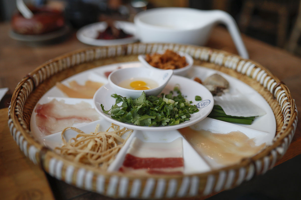 云南过桥米线：鲜香美味，一碗过桥！