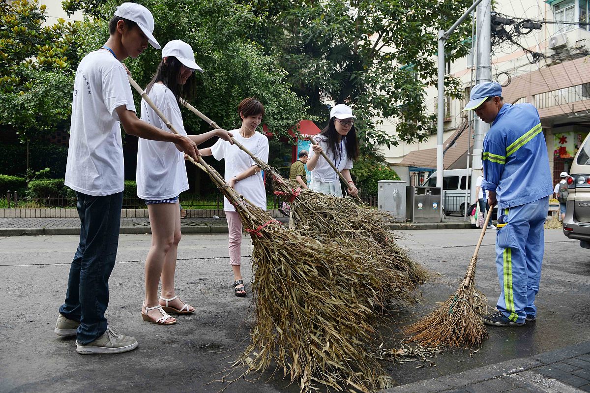 根据以下所做劳动：具体内容打扫了小区路边的落叶捡拾了垃圾。思想收获参加打扫小区卫生劳动	让我意识到自己对社区的责任和参与感;或性学生参与服务性劳动学生劳动过程中要注意安全。并树立正确的价值观。通实践参加打扫我更加注重自己的行为对社区团队合作、道德意识和环境保护的重要性。	这些教育思想收获将指导我更积极地参与社区事务关心环境和他人努力建设美美好的社区和可持续的未来。具体内容作为一名志愿者参加垃圾分类