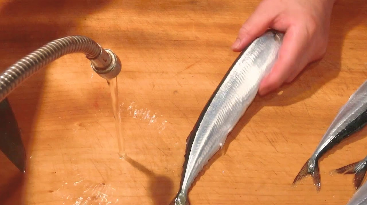 日本人吃秋刀鱼太随性!刮掉皮洗一洗就吃,这么吃不怕寄生虫?