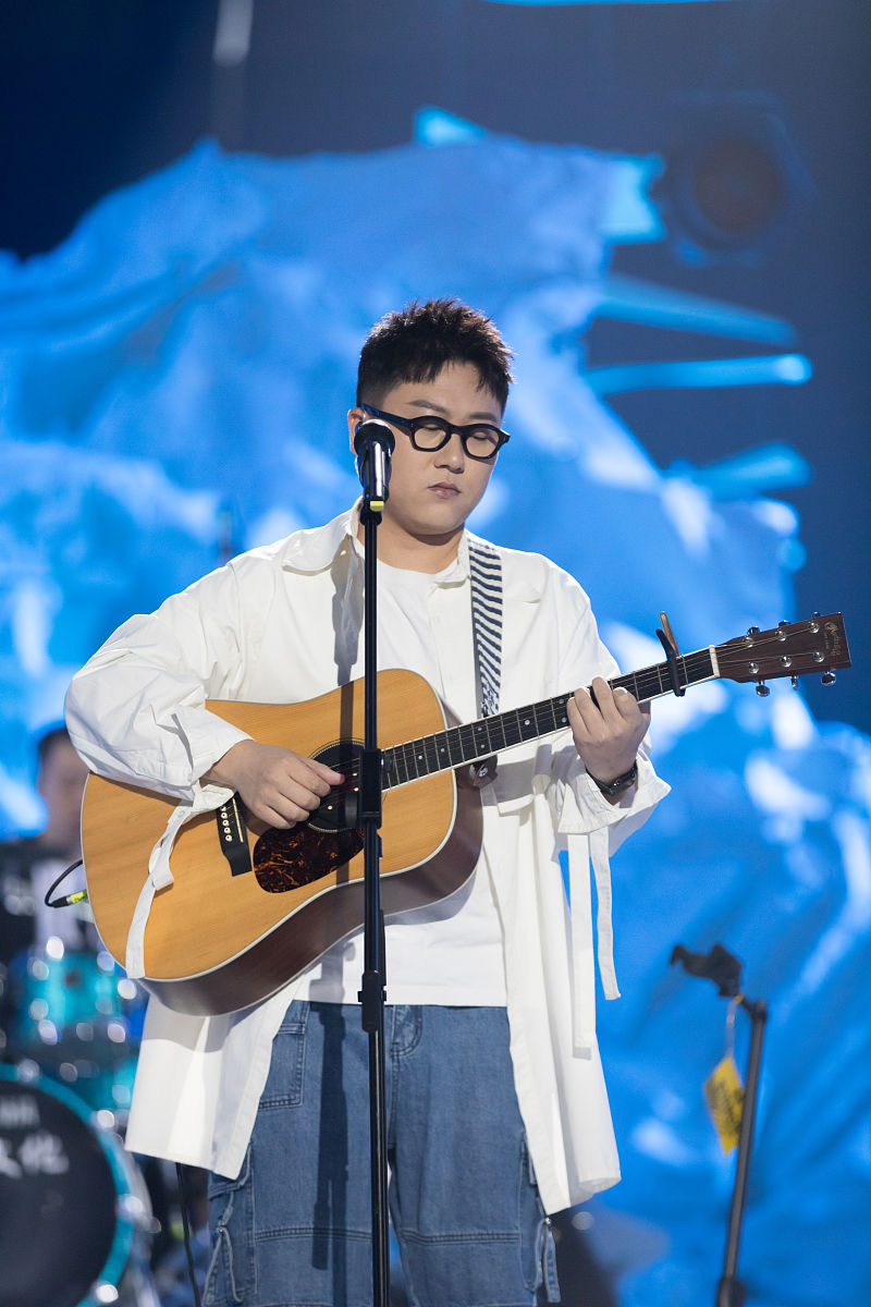 oppo手机变成了选择语言成为关机模式怎样帮我用230字详细描述