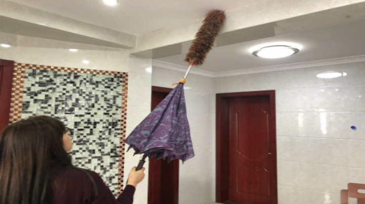 把鸡毛掸子绑在雨伞上,没想到这么实用,过年家家户户都需要