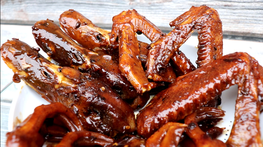 鸭头鸭翅这样做,又香又辣,连骨头都入味,一次3斤不够吃