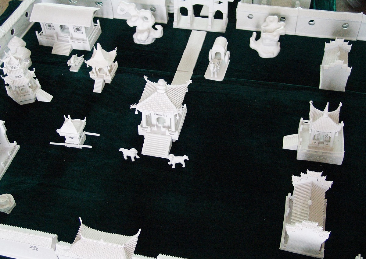 阅读下面的材料根据要求写作。60分《红楼梦》写到大观园试才题对额时有一个情节为元妃贾元春省亲修建的大观园竣工后众人给园中桥上亭子的匾额题名。有人主张从欧阳修《醉翁亭记》有亭翼然一句中取翼然二字；贾政认为此亭压水而成题名还须偏于水主张从泻出于两峰之间中拈出一个泻字有人即附和题为泻玉；贾宝玉则觉得用沁芳更为新雅贾政点头默许。沁芳二字点出了花木映水的佳境不落俗套；也契合元妃省亲之事蕴藉含蓄思虑周全。以上