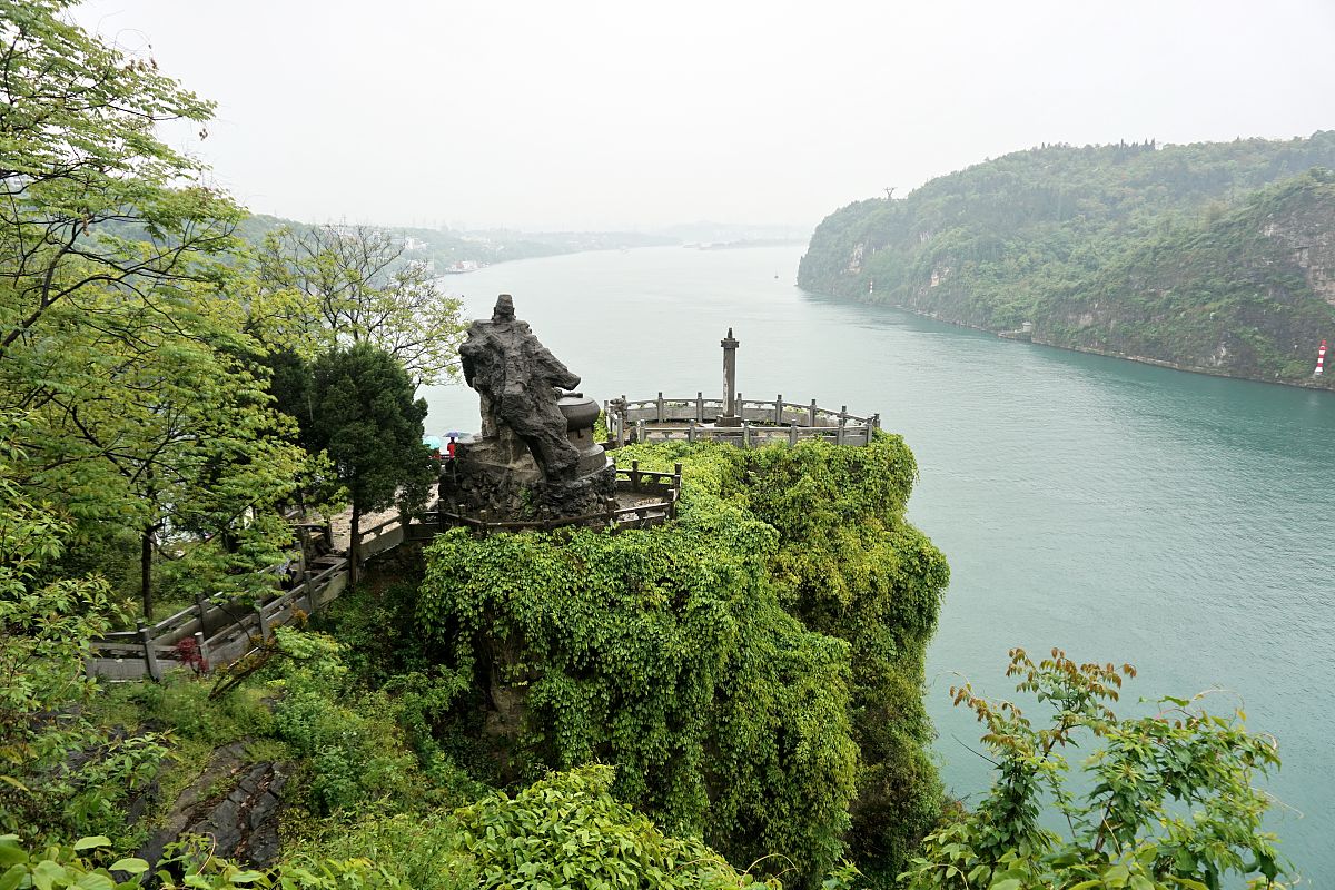 请根据今年五一情况做一份湖南湘潭出发去湖北宜昌的五天四晚自驾游计划