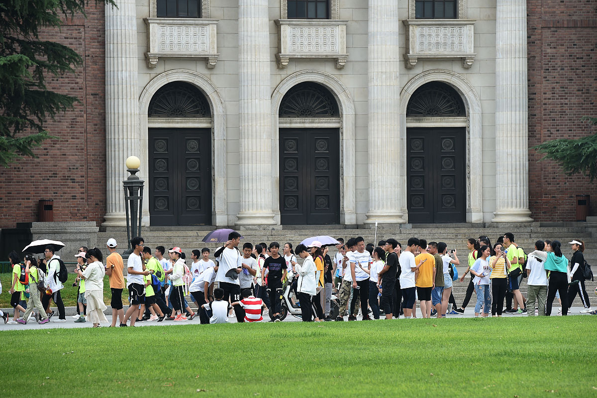 A Freshman's Self-Introduction at Xiamen University School of Music