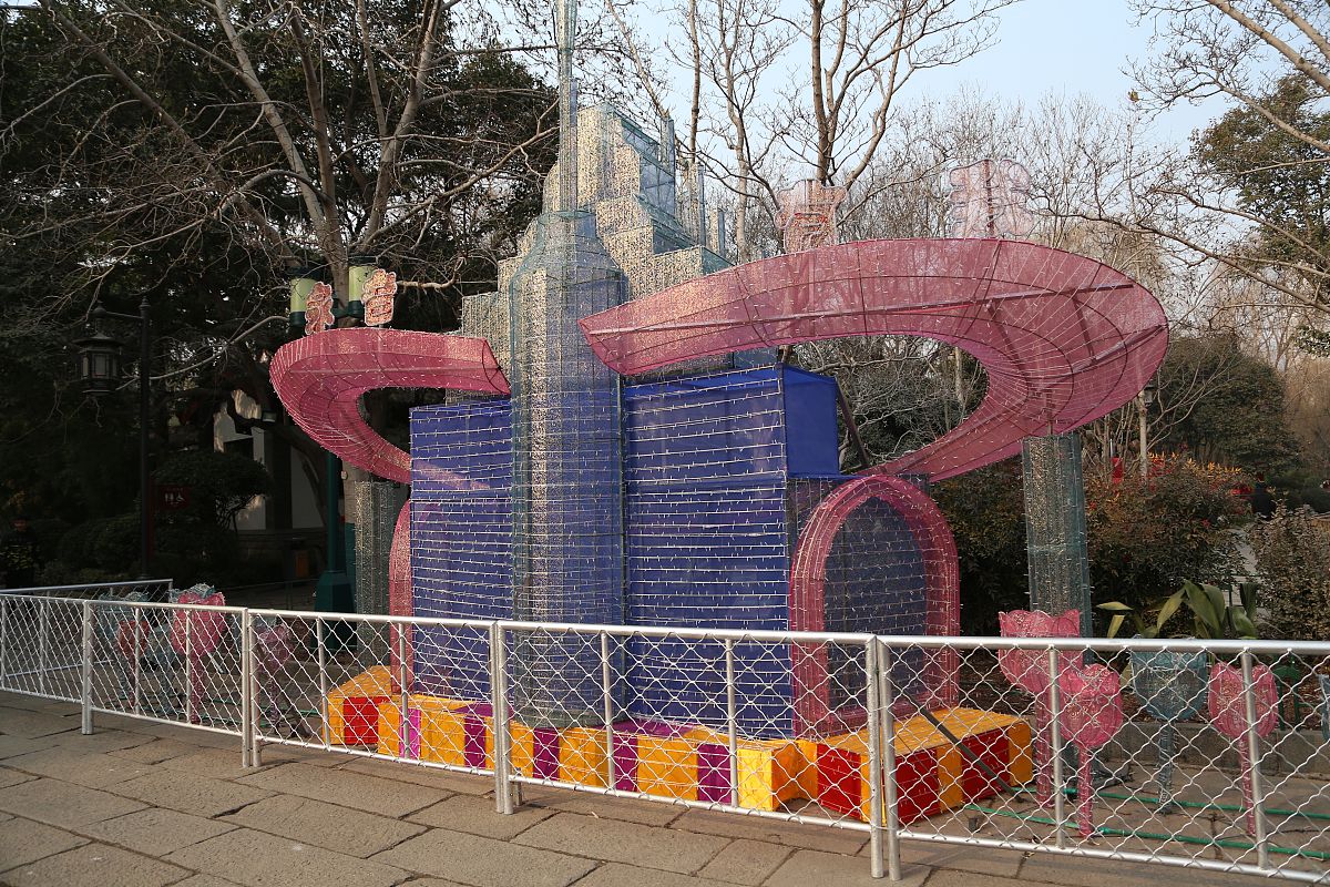 2019年1月12日,在济南趵突泉景区内,为迎接新春而布置的花灯已初显效