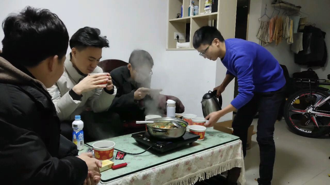 几个朋友一起吃羊肉喝姜丝可乐,这一锅羊肉好像少了
