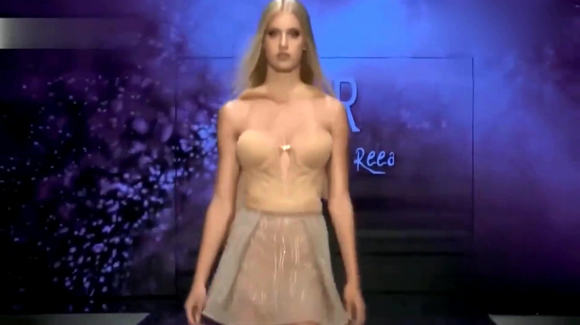 时装秀:金发美女身穿肉色连衣裙,网友:这身装扮美呆了!