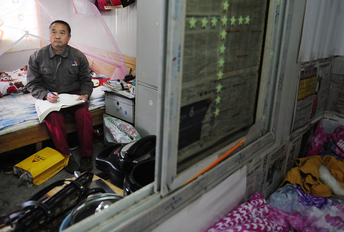 都市幻境：一位年轻女作家在奇幻都市中的自我发现之旅