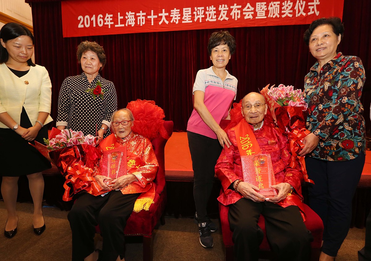 优化扩充下面这句话从古至今年华七旬的长寿老人已经是稀少但是老寿星您还是世上少有的百岁上寿之人呀。