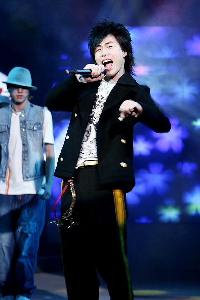 2006年2月23日,长沙,"音乐神童"胡彦斌做客《音乐不断》节目.+++_+++