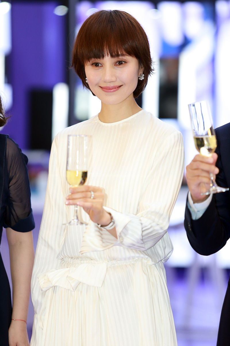 41岁袁泉白裙气质温婉瞪大眼招手 现场示范"脸部瑜伽"美如画报