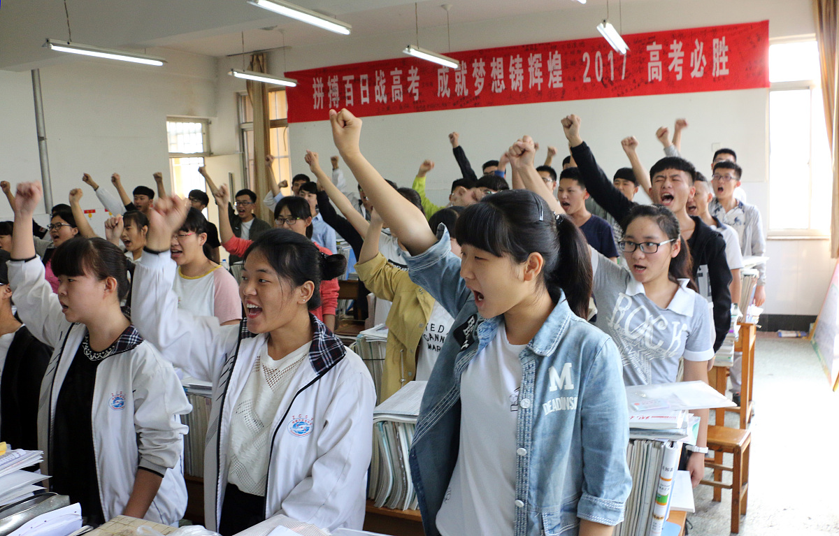 贵州省财政学校隆重举行学生表彰大会暨新团员入团宣誓、学生成人宣誓仪式