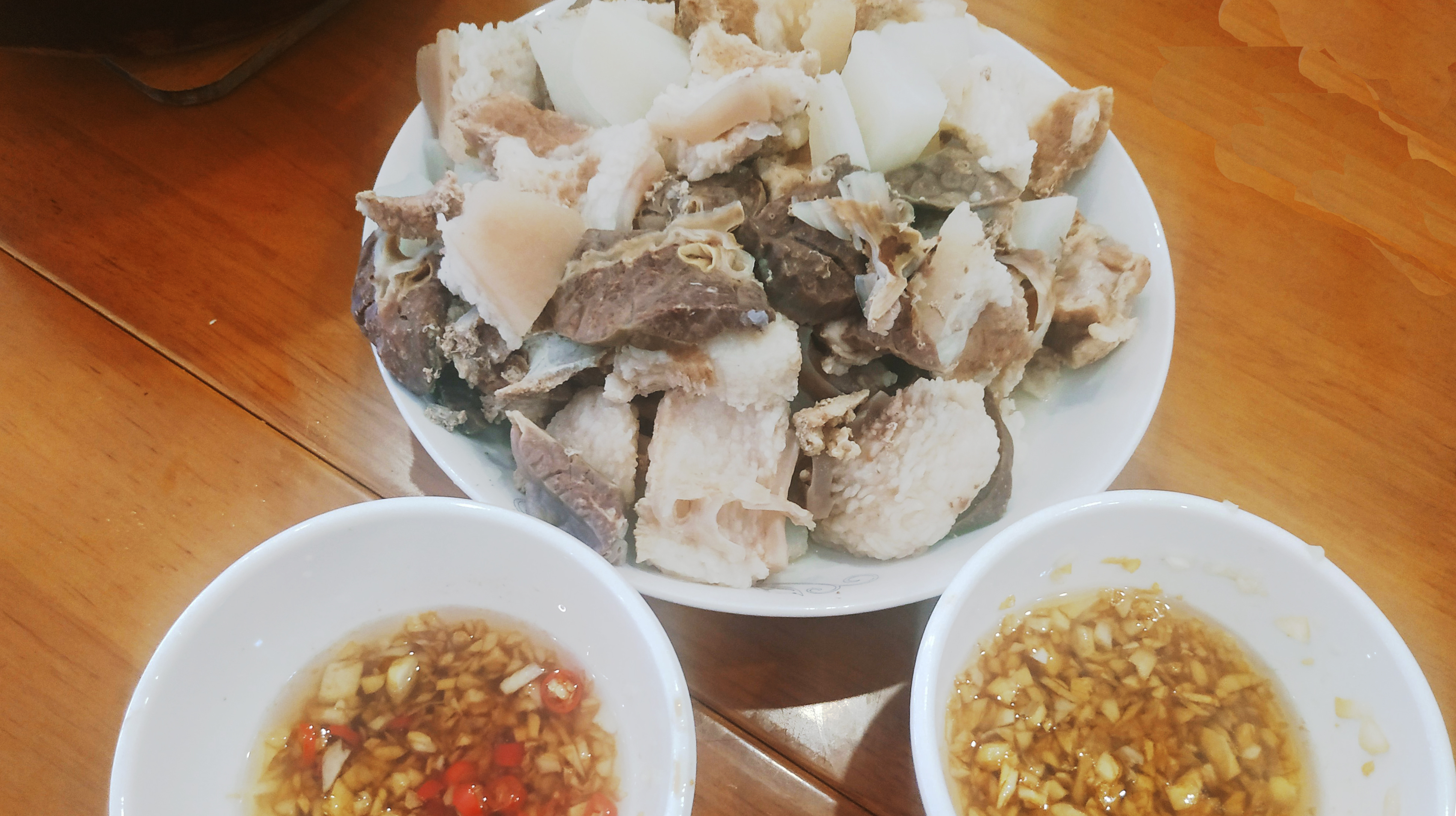 肘子不卤不焖,比蒜泥白肉更好吃,白灼猪踭肉配白汤,一肉两做