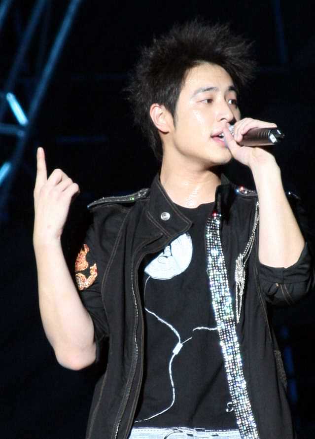 帮我写一首歌关于爱而不得再次相遇彼此释怀各自寻找幸福的