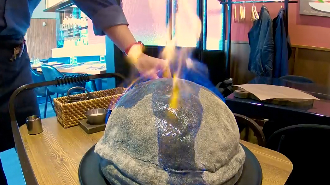 在餐厅点份披萨,竟端上个发霉面包,气得发火,服务员却笑着切开