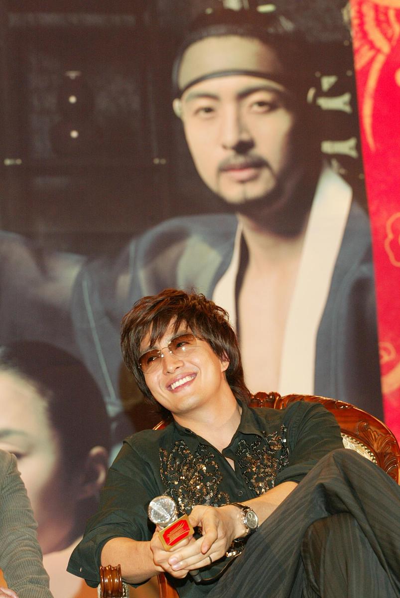 2004年3月6日,韩国男星裴勇俊为新片「丑闻」来台宣传  +++_+++裴勇俊