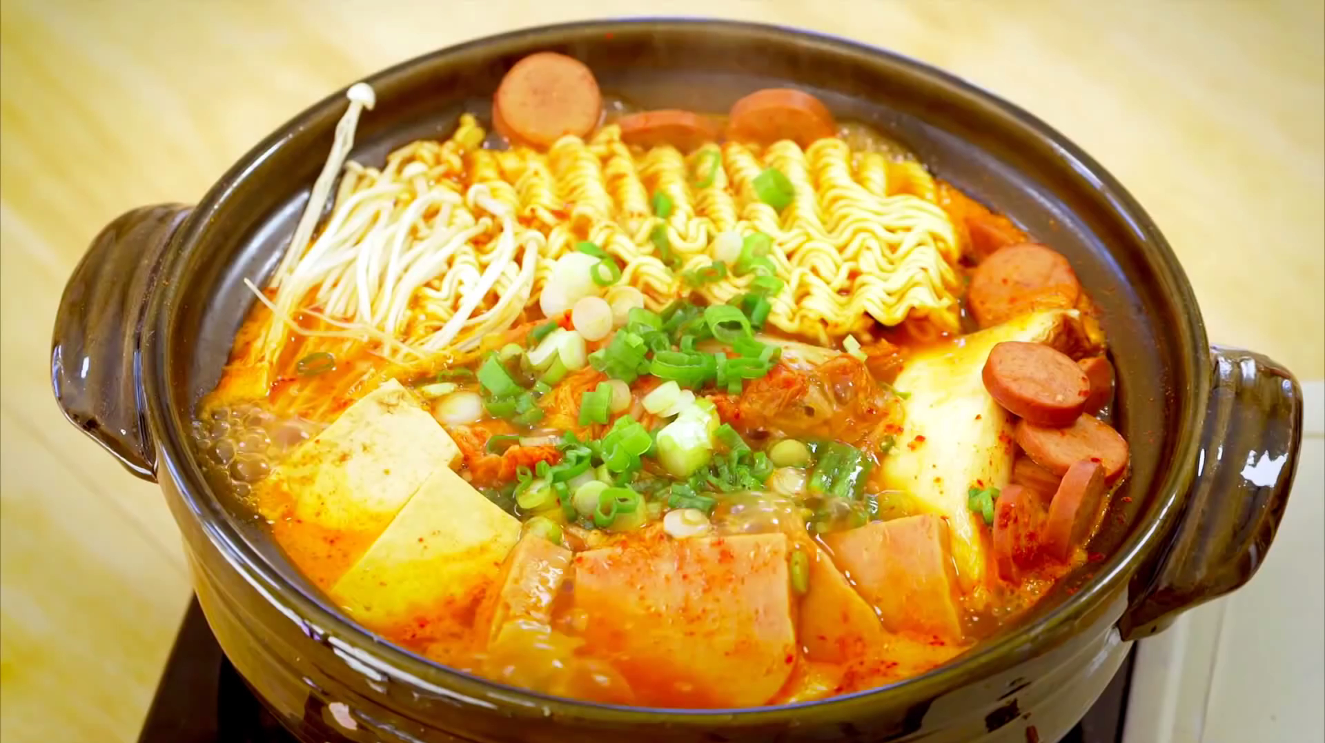 华人美食:是火锅但韩国却叫部队锅,味道鲜美适合懒虫在家就能做