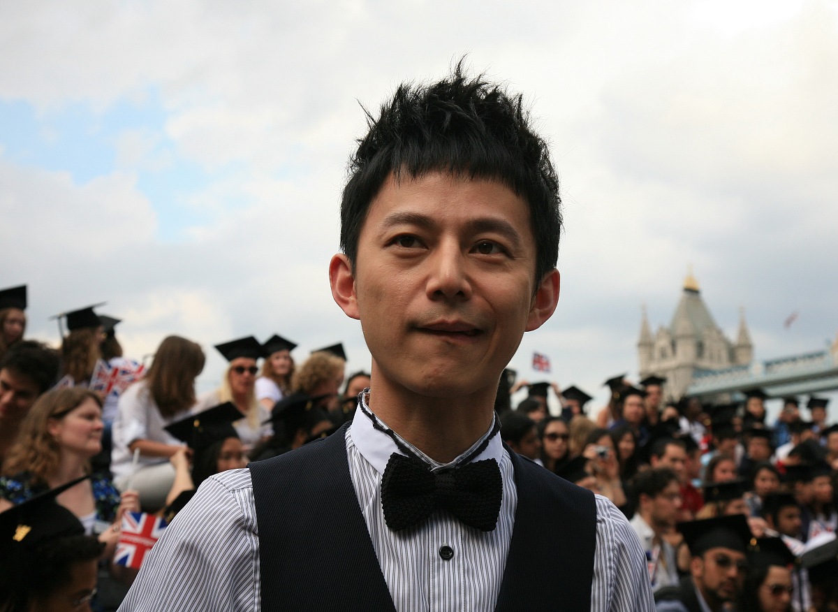 100多个国家的留学生在英国伦敦齐抛毕业帽,创下新的吉尼斯<strong>世界</strong>纪录