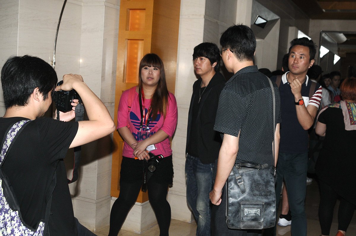 这是文案要进行仿写要求在原句上意思不变换种说法另外可以加点自己的想法以及修辞手法但整体内容不能变字数必须900字日本三流学校毕业的女大学生找不到工作只能睡网吧你知道夜生活过得有多苦逼吗？下午四点这位名叫小美的女生才刚结束面试在找地方过夜。她今年23岁是一位应届毕业生。由于还没找到工作的原因为此小美至今没租房子一直都是选择住在网吧。毕竟网吧不仅生活设施齐全价格相比酒店也便宜了不少每晚仅需不到3000