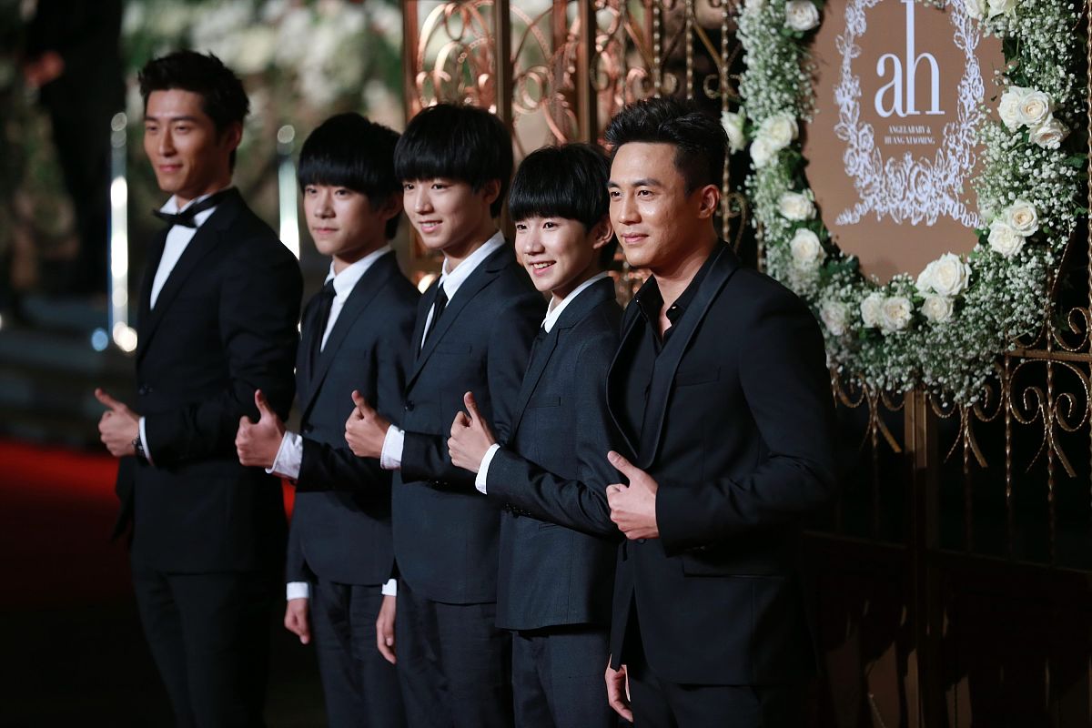 曹磊盛赞黄子弘凡西装造型：'你真的很帅！'