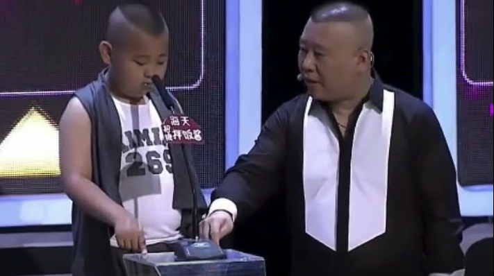 郭德纲教小胖子背菜名,结果小胖子的一句话却把女主持人整尴尬了