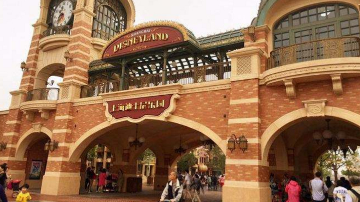 上海迪士尼再遭投诉?1个汉堡卖100元,游客:打劫呢吧