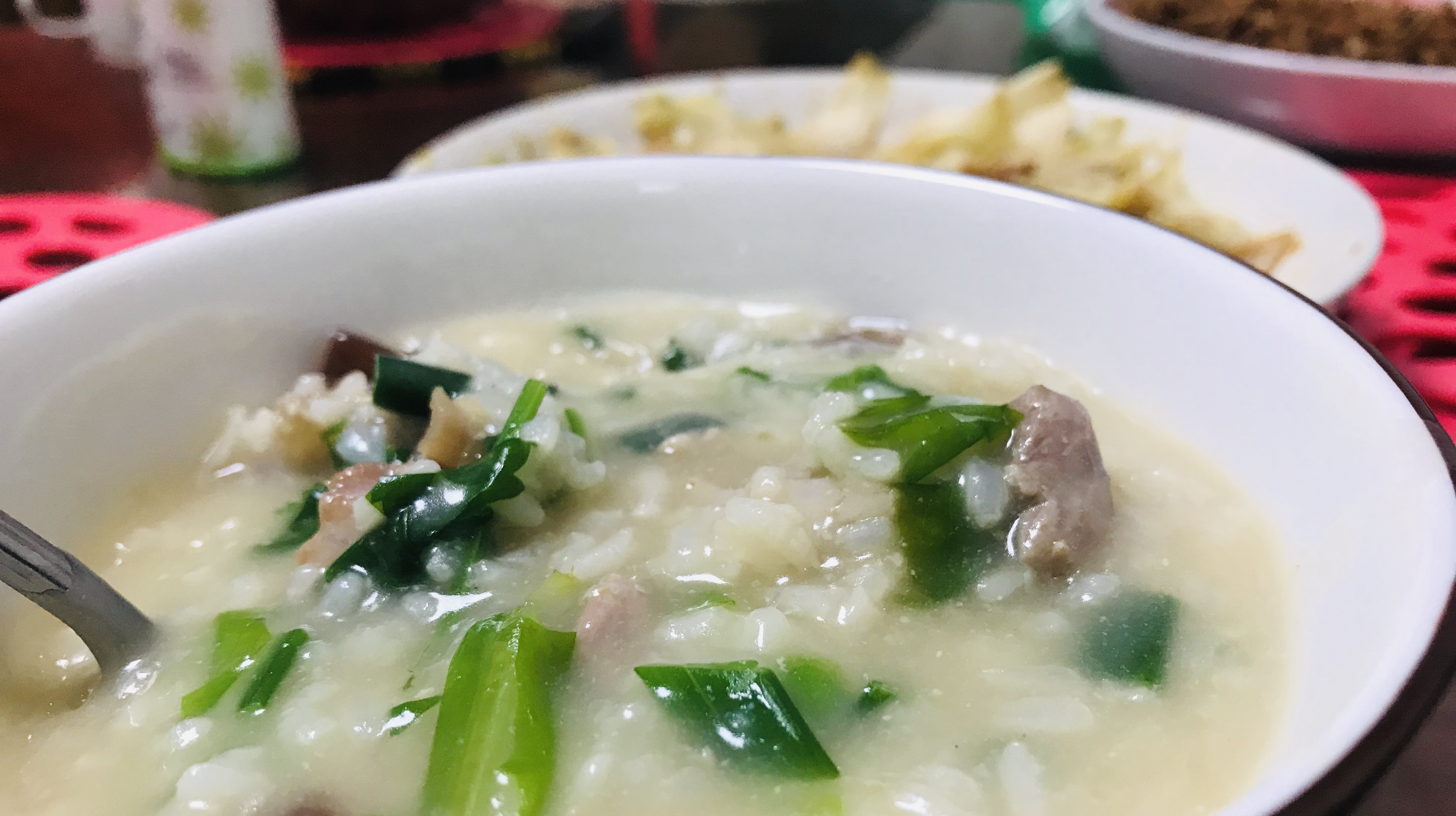 农村姑娘的皮蛋瘦肉粥秘方,配料步骤关键点详细,保证粥香蛋滑