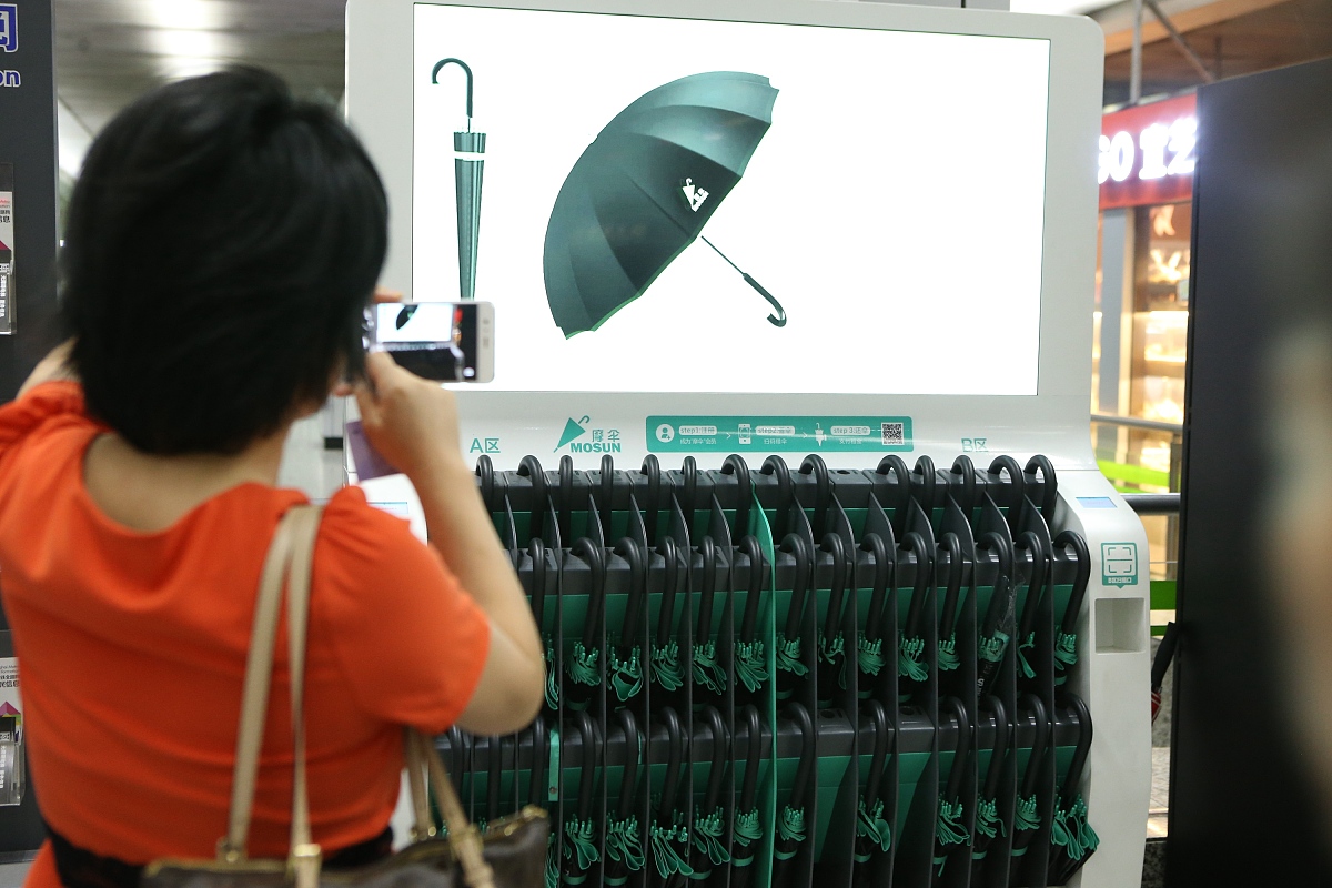 我是一名大学生现在要写共享雨伞创业计划书请为我生产摘要字数500左右