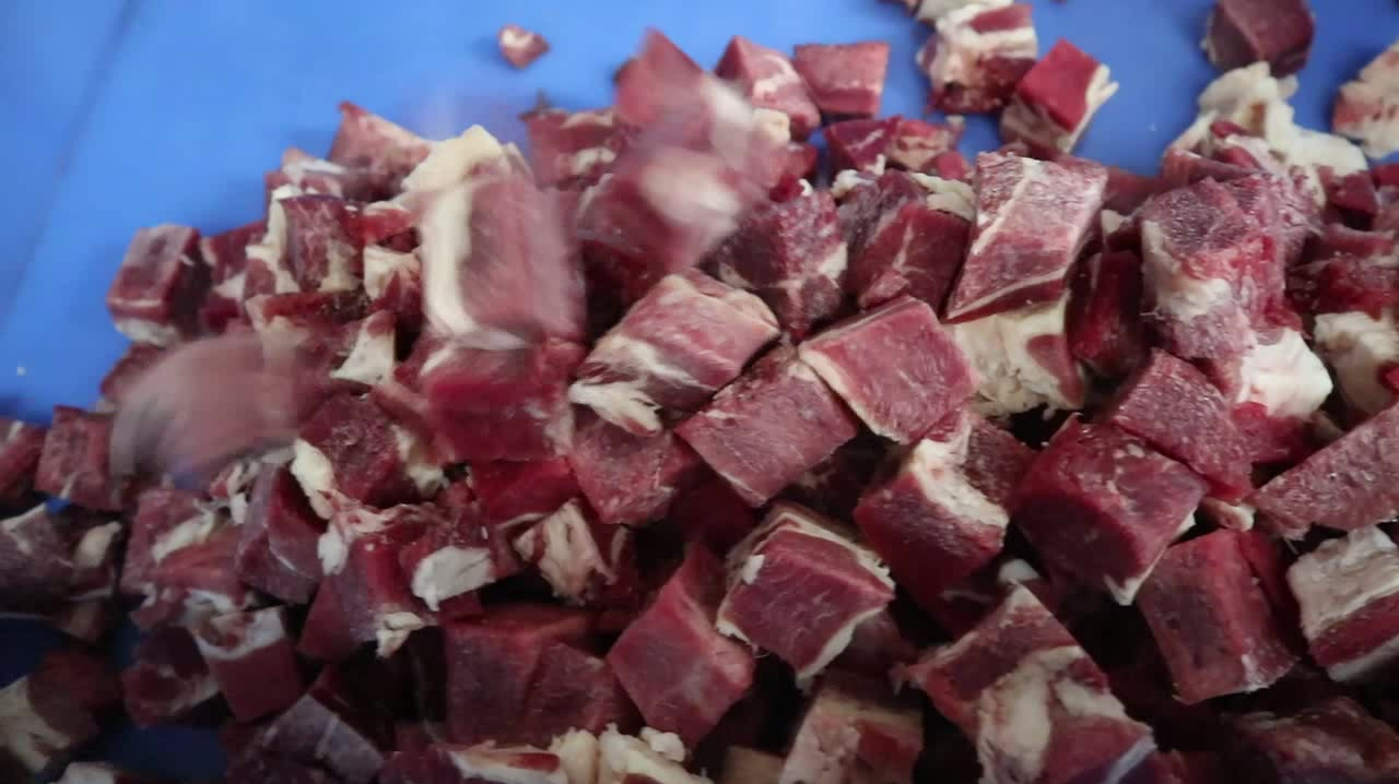 可以这样切冻牛肉块