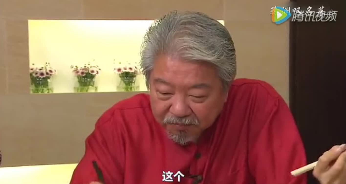 1碗粉丝,2个鸡蛋加点蟹肉,简单炒是“鱼翅”,蔡澜:比真翅好吃